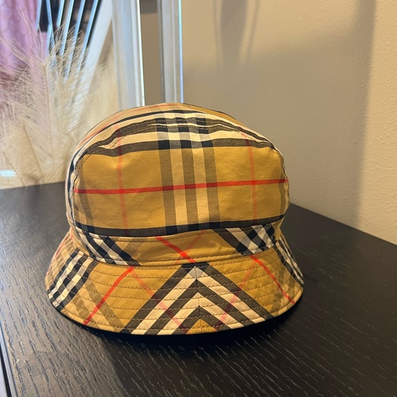 Burberry bucket hat small